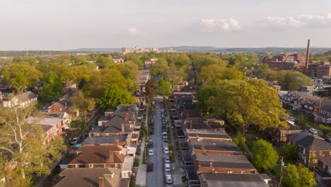 Amerikanisches-Stadtviertel-Während-Des-Sonnenuntergangs-Zur-Goldenen-Stunde