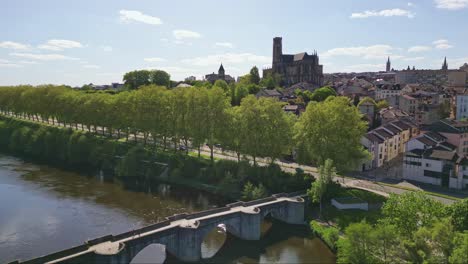 Point-Saint-Etienne-Fußgängerbrücke-Mit-Kathedrale-Im-Hintergrund,-Limoges-Riverside,-Frankreich