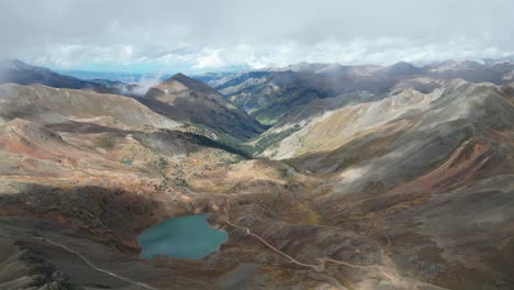 Vista-Aérea-De-La-Cordillera-Con-El-Lago-En-El-Medio