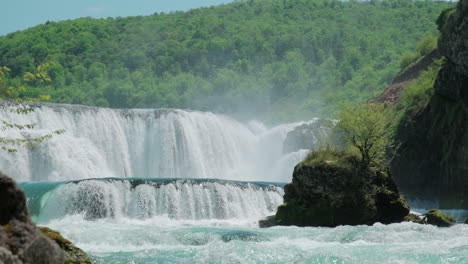 Ein-Wasserfall-Eines-Reinen-Wildflusses-In-Einem-Grünen-Regenwald