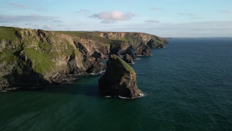 Treyarnon-Bay-with-Rocky-Cliffs-Along-the-Cornish-Coastline-in-the-South-West-of-England,-UK