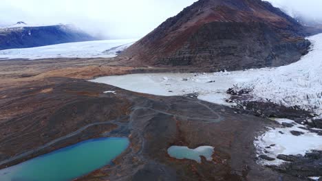 Lagos-Glaciares-Debajo-De-La-Capa-De-Hielo-Del-Glaciar-Que-Se-Derrite-En-Un-Valle-De-Montaña-Brumoso