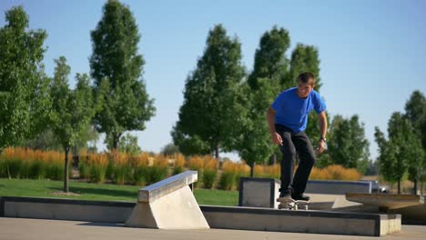 Mann-Macht-Kickflip-Back-Lip-Auf-Einem-Geländer-Auf-Seinem-Skateboard