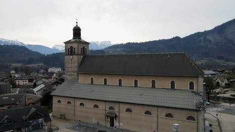 Nahaufnahme-Einer-Hellbraunen-Kirche-Mit-Bergen-Im-Hintergrund