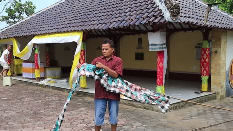 Hindú-Durante-La-Preparación-De-Una-Ceremonia-En-El-Templo,-Batang-Indonesia,-12-2024-De-Mayo