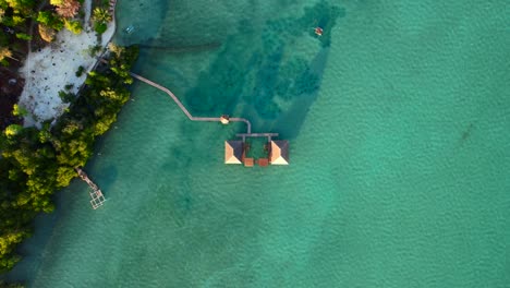 Draufsicht-Auf-Ein-Resort-Mit-Einem-Hölzernen-Steg-Mitten-Im-Meer-Auf-Der-Insel-Leebong-In-Belitung,-Indonesien