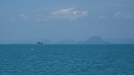 Passagierschiff-Auf-Dem-Offenen-Meer-Mit-Bergsilhouetten-In-Der-Ferne