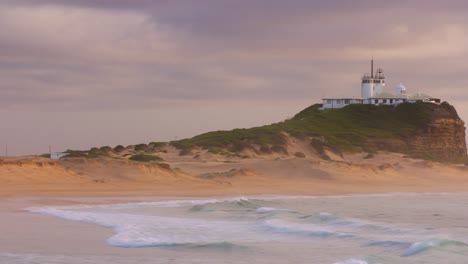 Faro-De-Nobby&#39;s-Beach-Al-Amanecer,-Nueva-Gales-Del-Sur,-Australia