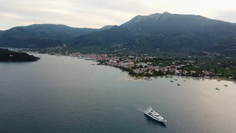 La-Ciudad-Turística-De-Nidri,-En-La-Costa-Este-De-La-Península-De-Lefkada.