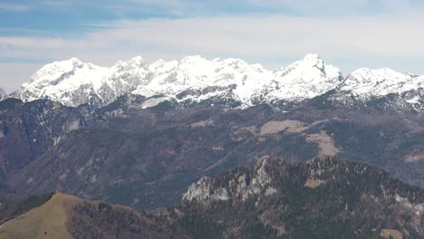 Blick-Auf-Die-österreichischen-Berge-Aus-Dem-Flugzeugfenster