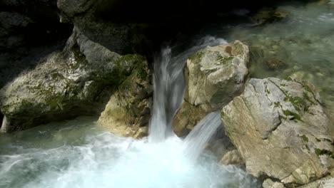 Stromschnellen-Fließen-In-Einen-Kleinen-Wasserfall,-Schöne-Szene-In-Der-Tolminka-Schlucht-Im-Soca-Tal,-Slowenien