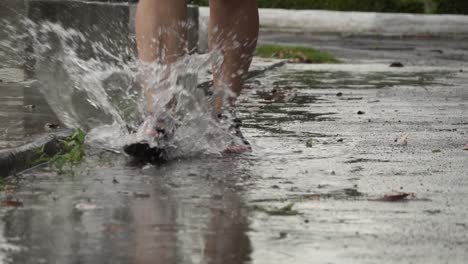 Frau-In-Sandalen-Läuft-Durch-Eine-Wasserpfütze-Und-Planscht-In-Zeitlupe