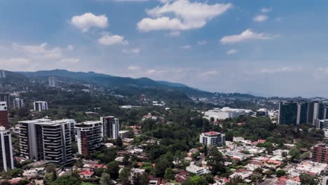 Hiperlapso-Aéreo-Volando-Sobre-El-Horizonte-Del-Paisaje-Urbano-De-La-Ciudad-De-Guatemala