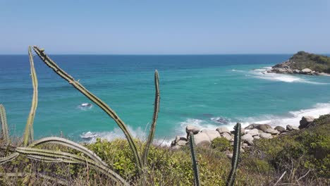 Schwenk-über-Atemberaubendes-Türkisfarbenes-Strandwasser-Im-Tayrona-Nationalpark,-Kolumbien