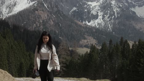 Turista-Femenina-Caminando-Por-Un-Sendero-En-Las-Montañas-Dolomitas-En-Italia