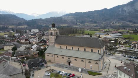 Luftaufnahme-Einer-Hellbraunen-Kirche-In-Einer-Kleinen-Französischen-Stadt