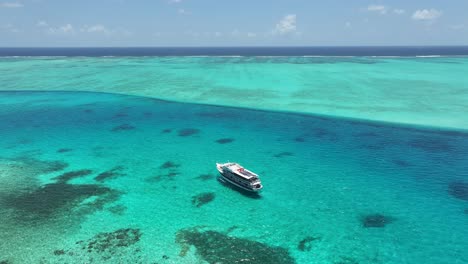 Agua-De-La-Bahía-Azul-En-San-Andrés-En-La-Isla-Caribeña-De-Colombia