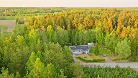 Luftaufnahme:-Selbstversorgendes-Haus,-Inmitten-Goldener-Wälder,-Sommer-In-Den-Nordischen-Ländern