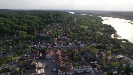 Wunderschönes-Panorama-Der-Stadt-Kazimierz-Dolny.-Luftpolen