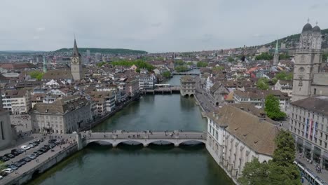 Drone-Panorámico-De-Avance-Lento-Que-Muestra-A-Los-Habitantes-De-La-Ciudad,-La-Catedral,-El-Transporte-Público-Y-El-Horizonte