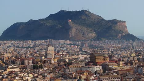 Erstaunliche-Luftaufnahme-Der-Dicht-Besiedelten-Stadt-Palermo-Auf-Sizilien