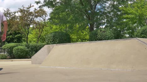 Skater-Macht-Einen-Wallride-Im-Skatepark