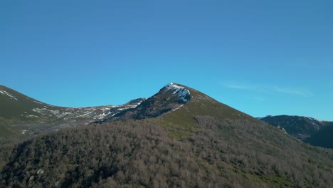 Luftaufnahme-Der-Grünen-Berge-Vor-Blauem-Himmel-In-Lugo,-Galicien,-Spanien---Drohnenaufnahme