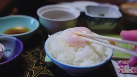 Huevo-Onsen-Sobre-Arroz,-Plato-Sencillo-Japonés-Tamagokake