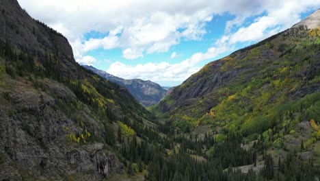 Una-Vista-Panorámica-De-Un-Valle-En-Las-Montañas