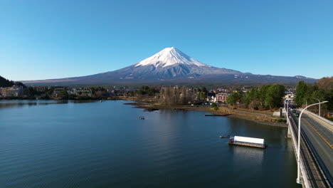 Mount-Fuji-Vom-Kawaguchi-See-Aus-Gesehen-Mit-Brücke-Tagsüber-In-Fujikawaguchiko,-Yamanashi,-Japan