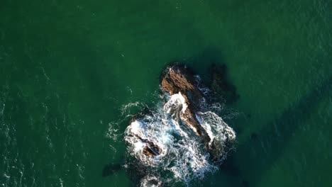 Aerial-View-Over-Ocean-Waves-Crashing-Over-Rocks,-Top-Down-View