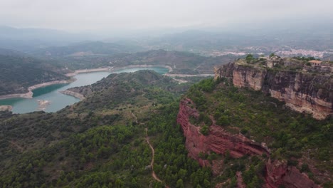 Ciudad-Y-Río-De-Siurana-En-Tarragona-Con-Exuberantes-Paisajes-Y-Acantilados-Circundantes,-Vista-Aérea