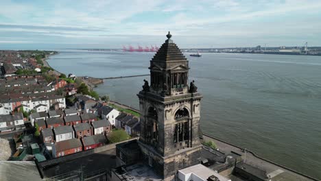 Monumento-Icónico-Del-Ayuntamiento-De-Wallasey:-Un-Dron-Aéreo-Gira-En-Sentido-Antihorario-Alrededor-De-La-Torre-Desde-Cerca,-Wirral,-Reino-Unido