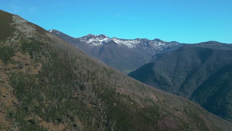 Wunderschöne-Berge-Im-Dorf-Piornedo-In-Galicien,-Spanien---Luftaufnahme-Einer-Drohne
