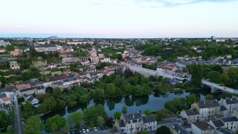 Paisaje-Urbano-De-Poitiers-Con-El-Río-Clain,-Francia