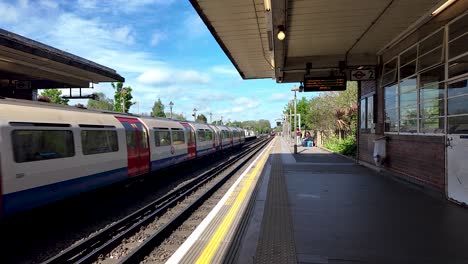 1973-Stock-Piccadilly-Line-Zug-Ankunft-Am-Bahnsteig-Der-Rayners-Lane-An-Einem-Sonnigen-Tag