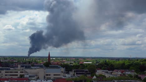 Catastrófica-Columna-De-Humo-Denso-Incendio-Importante-Sobre-El-Horizonte-Nublado-De-Berlín