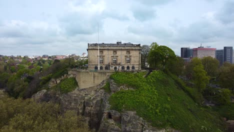 Weitwinkel-Drohnenaufnahme-Von-Nottingham-Castle-Oder-Dem-Historischen-Wahrzeichen-Des-Herzogshauses-In-England