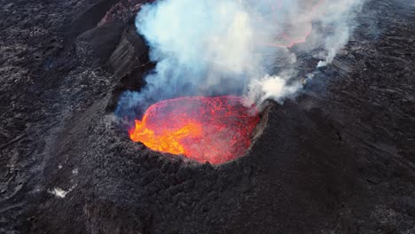 Volcán-Humeante-En-Erupción-Con-Lava-Candente-En-Un-Paisaje-Volcánico-Negro