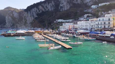 Los-Barcos-Atracan-En-El-Puerto-De-La-Isla-De-Capri-En-Nápoles,-Italia.
