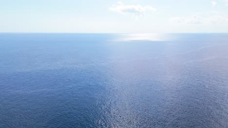 Hellblauer-Himmel-Und-Horizont-über-Den-Aktuellen-Wellen-Des-Ozeanwassers-In-Der-Karibik