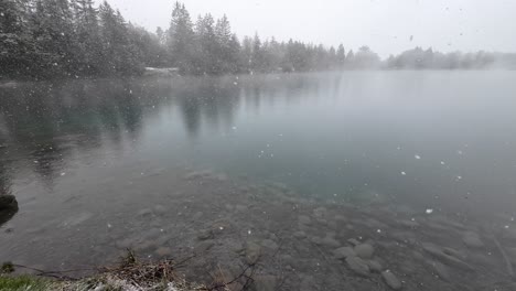 Große-Schneeflocken-Fallen-Auf-Einen-See-Mit-Kristallklarem-Wasser-In-Österreich