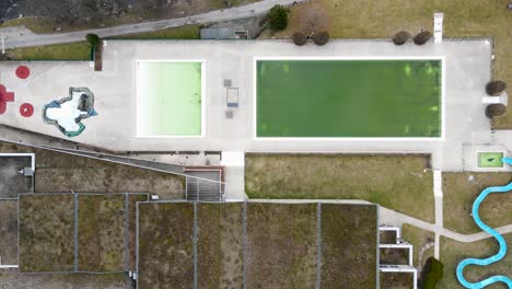 Draufsicht-Auf-Den-Leeren-Grünen-Swimmingpool-Während-Der-Wintersaison