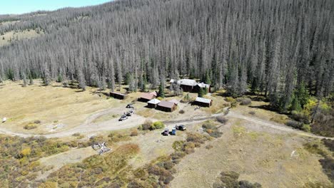 Luftaufnahme-Einer-Hütte-Im-Wald