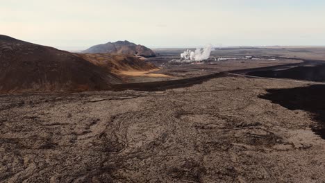 Carretera-Y-Central-Térmica-En-Un-Desolado-Paisaje-Volcánico,-Islandia