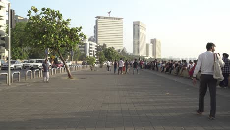 Turistas-Que-Visitan-El-Paseo-Marítimo-Por-La-Noche