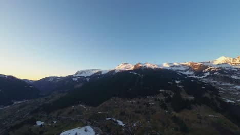 Goldenes-Stundenlicht-Auf-Schneebedeckten-Gipfeln-Der-Schweizer-Alpen-Von-Grindelwald,-Schweiz