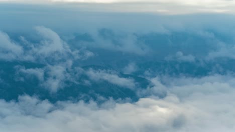 Zeitraffer,-Wolken-Und-Nebel-über-Bergtal-Und-Gipfeln,-Aussichtspunkt-POV