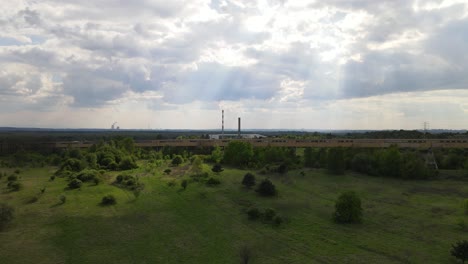 Nähert-Sich-Einer-Sowjetischen-Aussehenden-Metall-Industriestruktur-Mit-Fabrik--Und-Schornsteintürmen-Im-Hintergrund