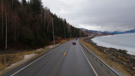 Conducción-En-Invierno.-Bosque-De-Montaña-Y-Costa-De-Fiordo.-Noruega